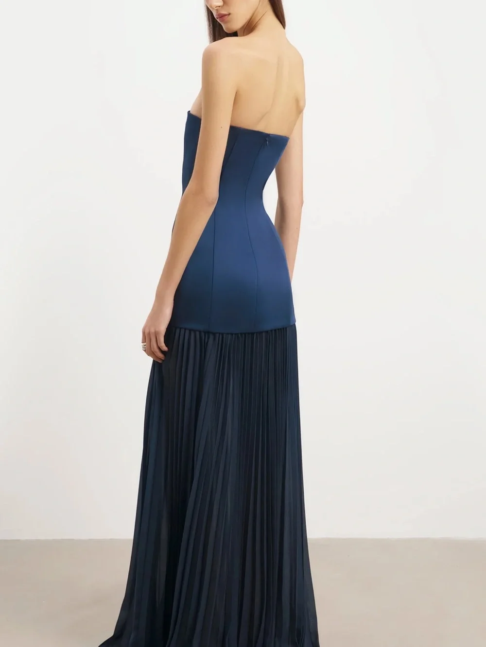 Black and White Two-Tone Bodice Structured Gown - Picture 4 of 9